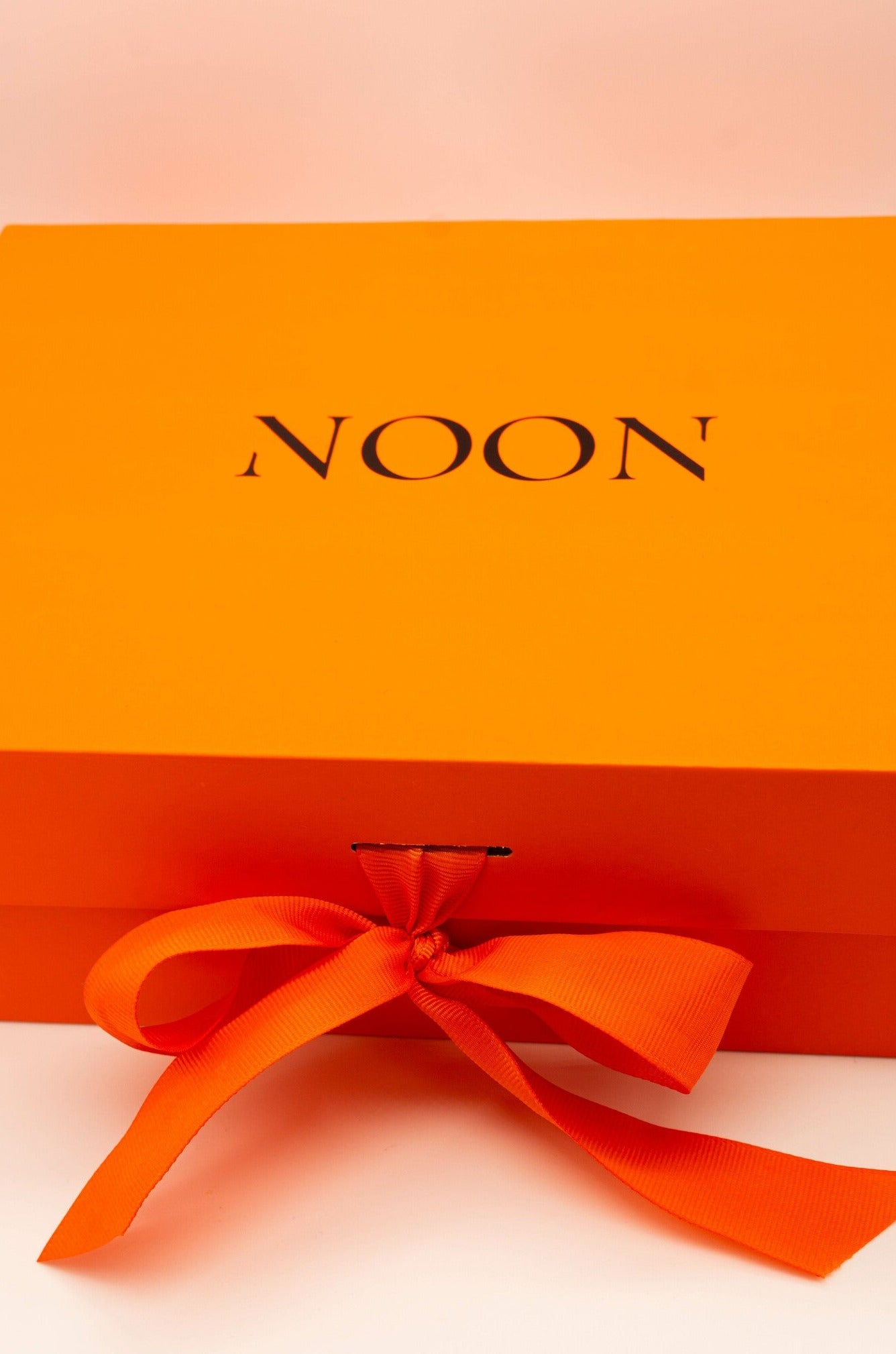 Gift box with noon golf logo